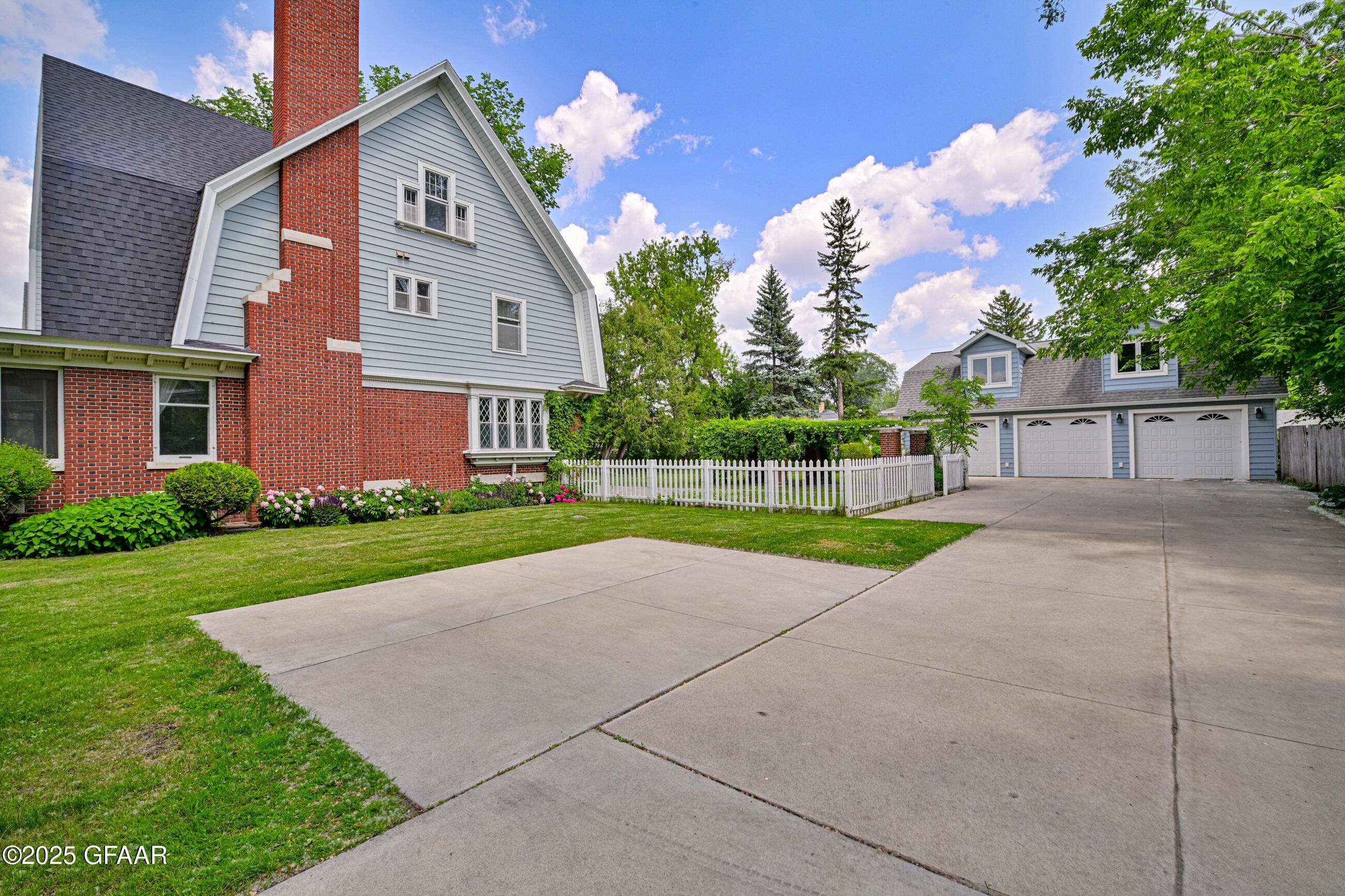 Grand Forks, North Dakota 58201, United States, 5 Bedrooms Bedrooms, ,2 BathroomsBathrooms,Residential,Active,166319