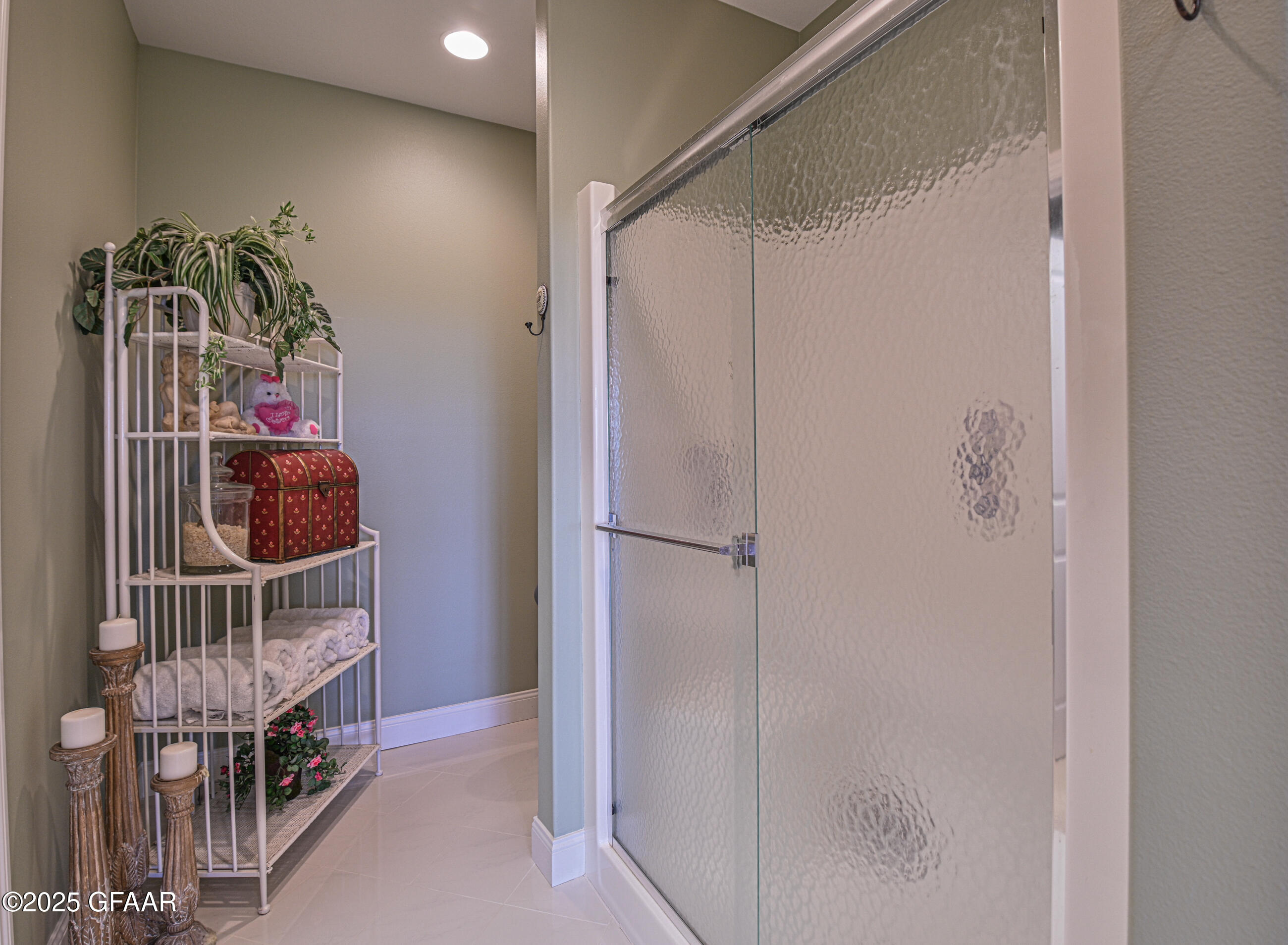 Grand Forks, North Dakota 58201, United States, 5 Bedrooms Bedrooms, ,4 BathroomsBathrooms,Residential,Pending,170988