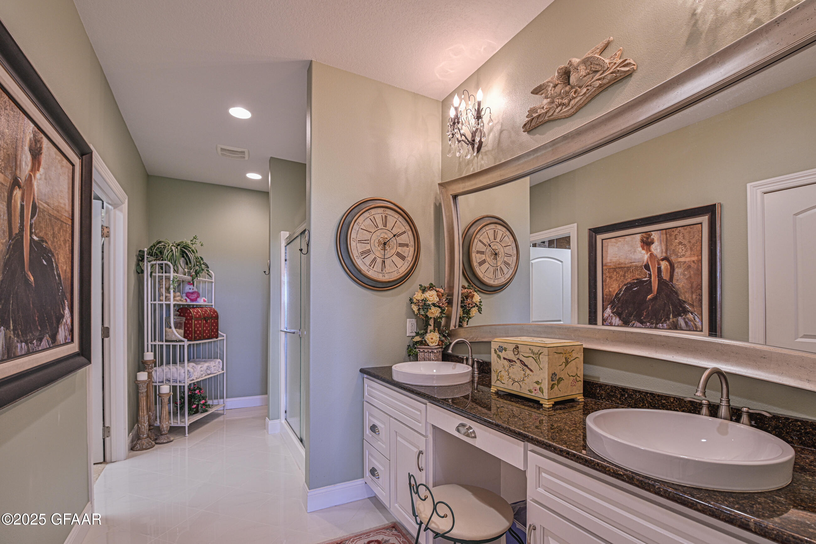 Grand Forks, North Dakota 58201, United States, 5 Bedrooms Bedrooms, ,4 BathroomsBathrooms,Residential,Pending,170988