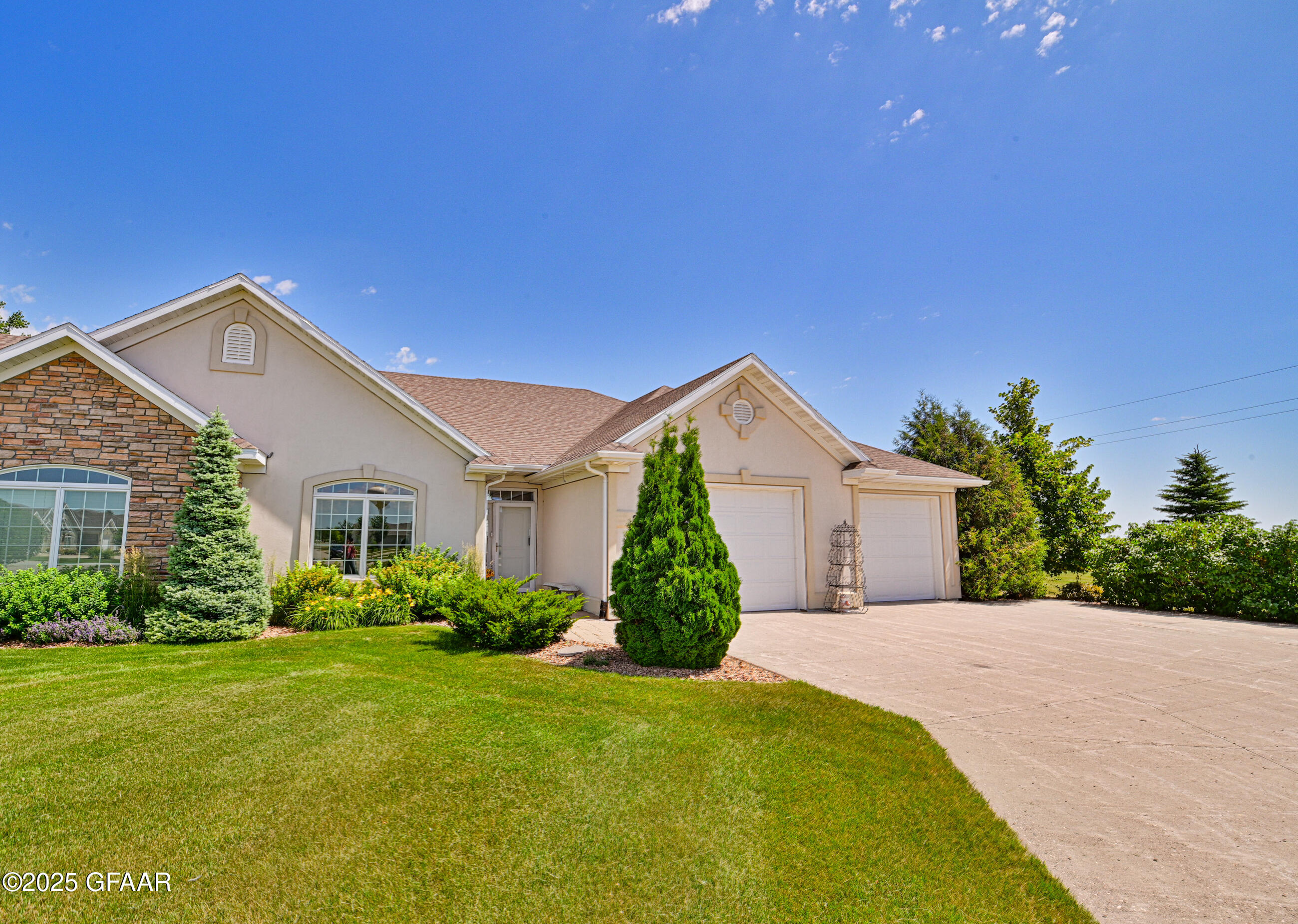 Grand Forks, North Dakota 58201, United States, 5 Bedrooms Bedrooms, ,4 BathroomsBathrooms,Residential,Pending,170988