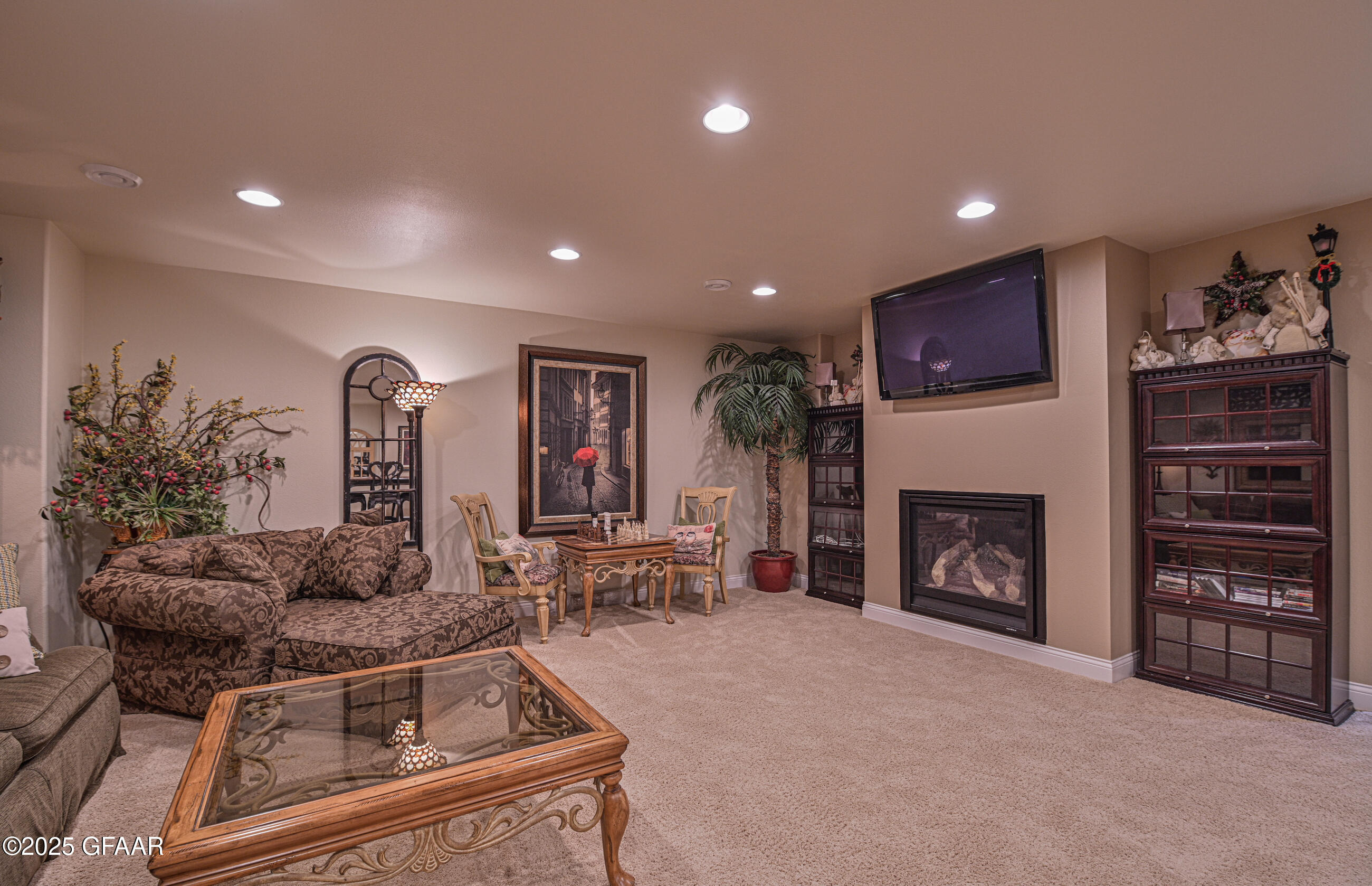 Grand Forks, North Dakota 58201, United States, 5 Bedrooms Bedrooms, ,4 BathroomsBathrooms,Residential,Pending,170988