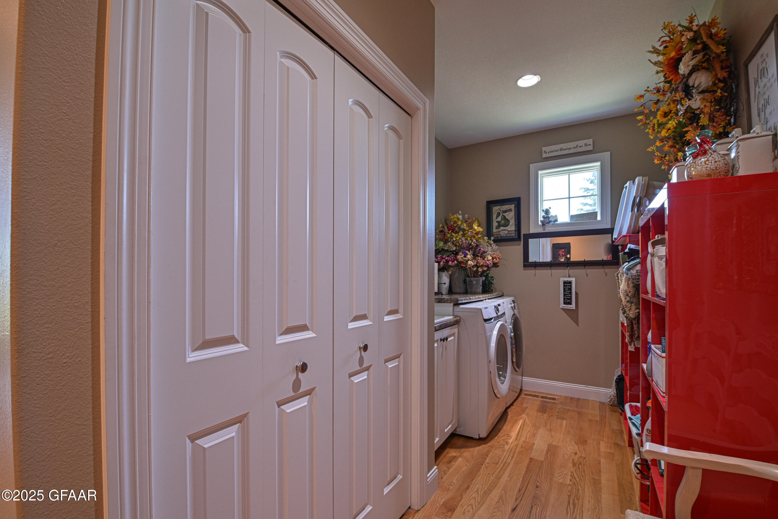 Grand Forks, North Dakota 58201, United States, 5 Bedrooms Bedrooms, ,4 BathroomsBathrooms,Residential,Pending,170988