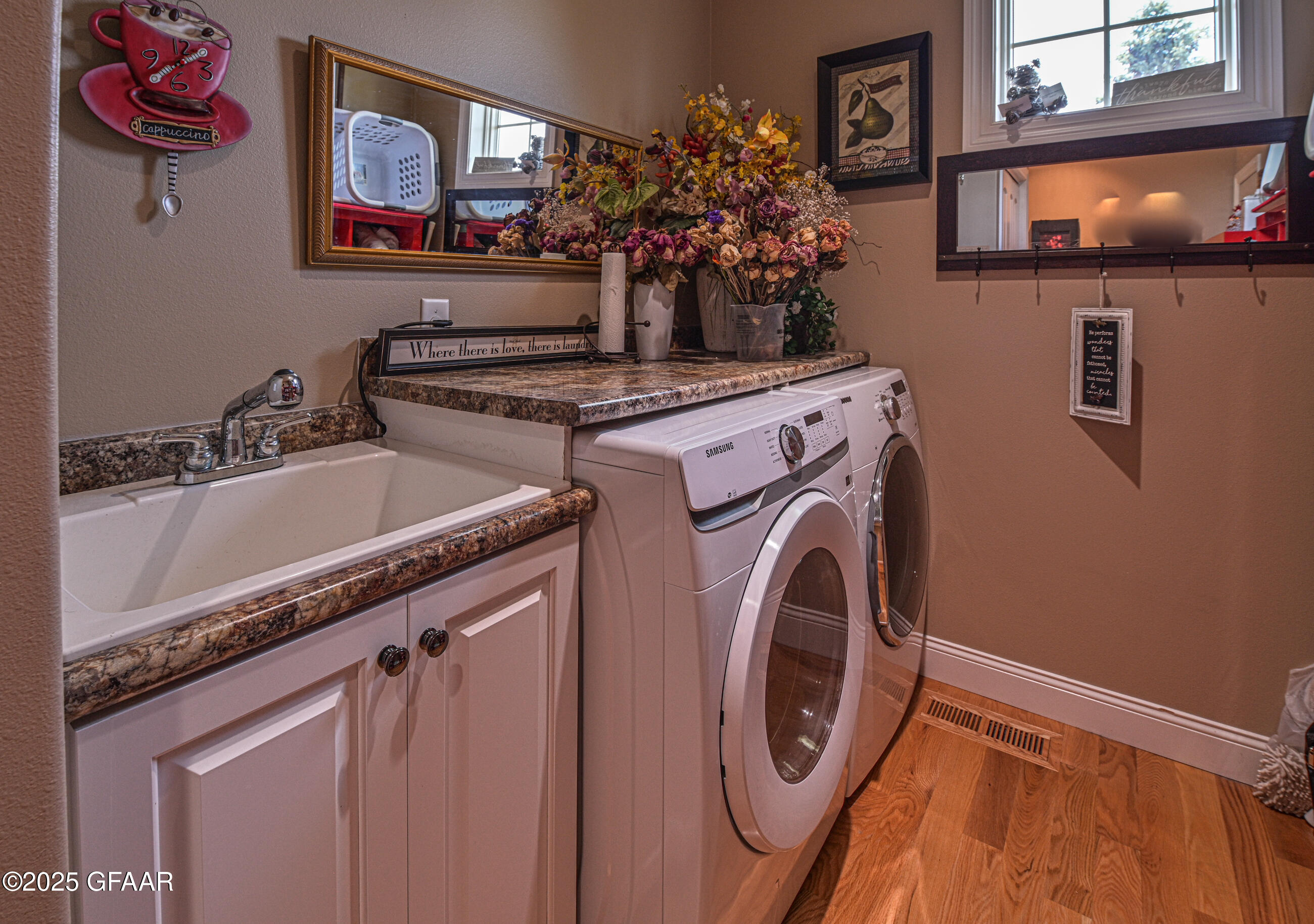 Grand Forks, North Dakota 58201, United States, 5 Bedrooms Bedrooms, ,4 BathroomsBathrooms,Residential,Pending,170988