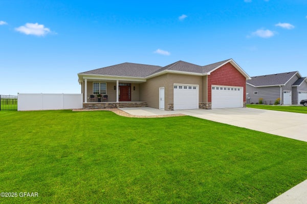 6066 W PRAIRIEWOOD DR, GRAND FORKS, ND 58201 - Image f42aabf8d2a8074a5b0e2f61eb7b4079/1254848484
