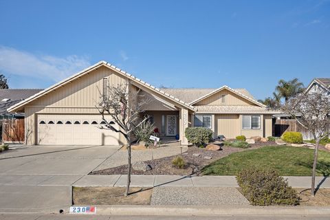 Photo of 230 W Ash Avenue, Hanford, CA 93230 (MLS # 239698)