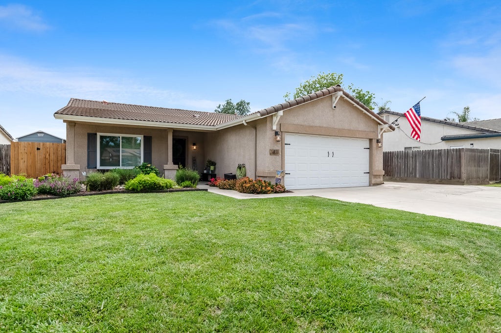 Photo of 1811 E Country Court, Visalia, CA 93292 (MLS # 241300)