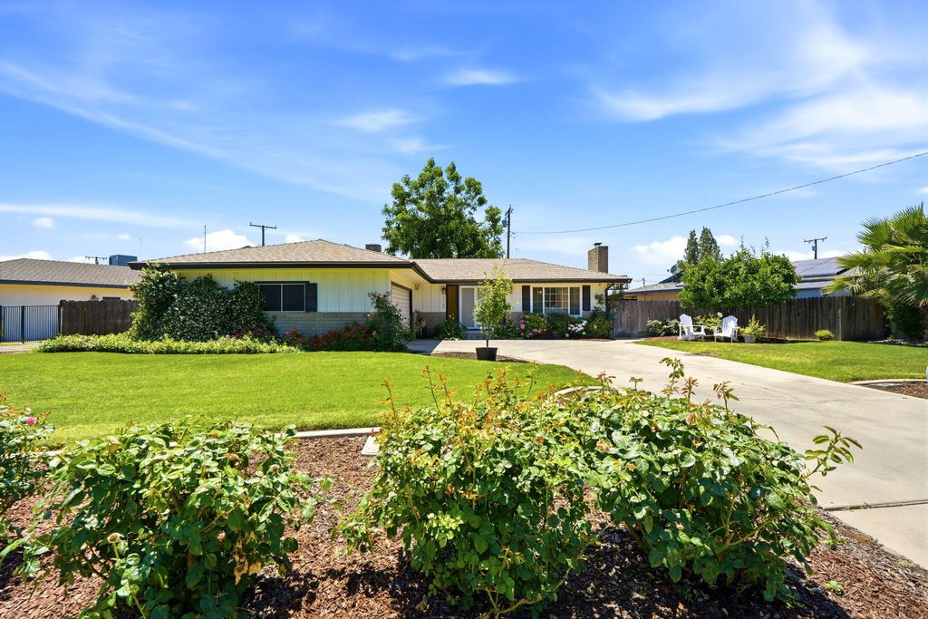 Photo of 2709 W Royal Oaks Drive, Visalia, CA 93277 (MLS # 241714)