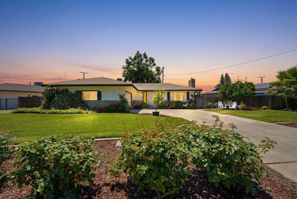 Photo of 2709 W Royal Oaks Drive, Visalia, CA 93277 (MLS # 241714)