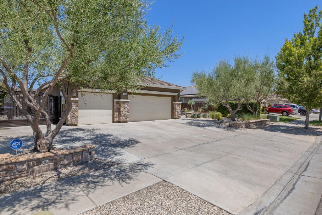 Photo of 3438 W Perez Avenue, Visalia, CA 93291 (MLS # 243296)