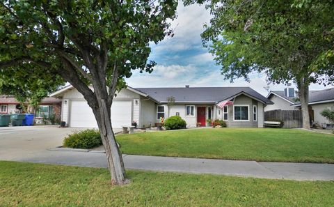 Photo of 335 Kenwood Drive, Lemoore, CA 93245 (MLS # 241088)