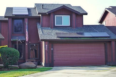 Photo of 924 E Oakridge Avenue, Visalia, CA 93292 (MLS # 239384)