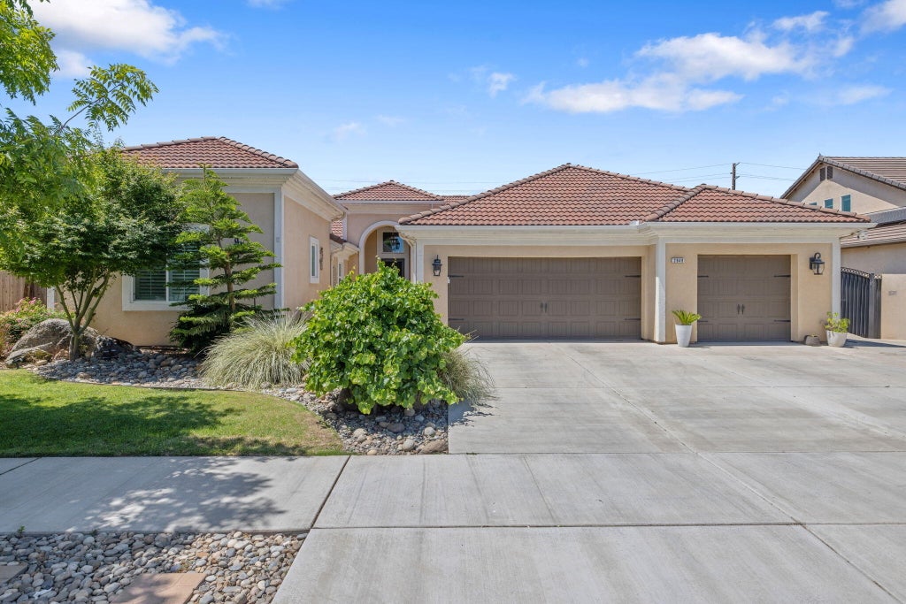 Photo of 2649 N Sidney Street, Visalia, CA 93291 (MLS # 241439)