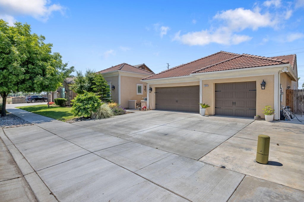 Photo of 2649 N Sidney Street, Visalia, CA 93291 (MLS # 241439)