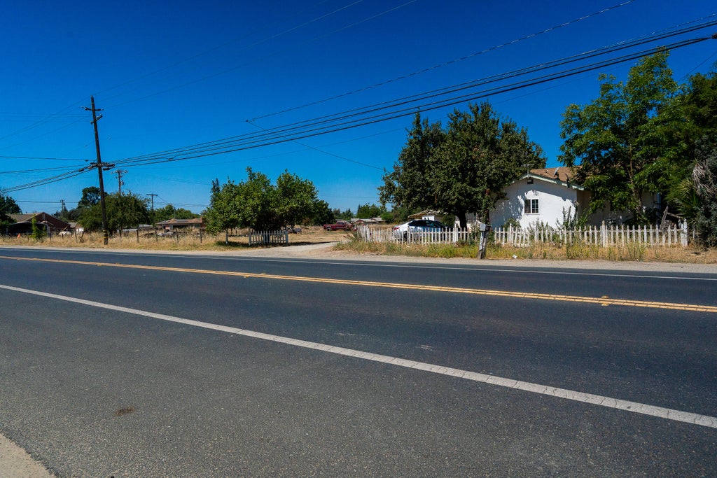 Photo of 32241 Road 124, Visalia, CA 93291 (MLS # 242720)