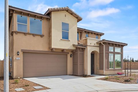 Photo of 1842 Berlin Court W, Tulare, CA 93274 (MLS # 238380)