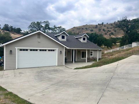 Photo of 41955 Black Oak Drive, Three Rivers, CA 93271 (MLS # 240894)
