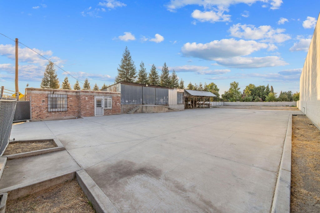Photo of 1334 W Goshen Avenue, Visalia, CA 93291 (MLS # 243179)