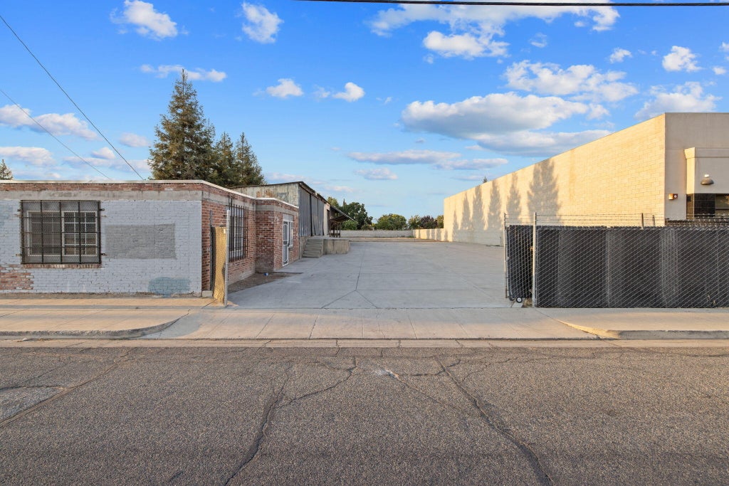Photo of 1334 W Goshen Avenue, Visalia, CA 93291 (MLS # 243179)