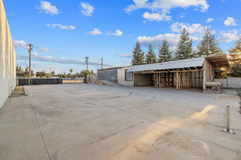 Photo of 1334 W Goshen Avenue, Visalia, CA 93291 (MLS # 243179)