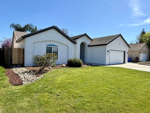 Photo of 1304 N Birch Street, Porterville, CA 93257 (MLS # 240212)