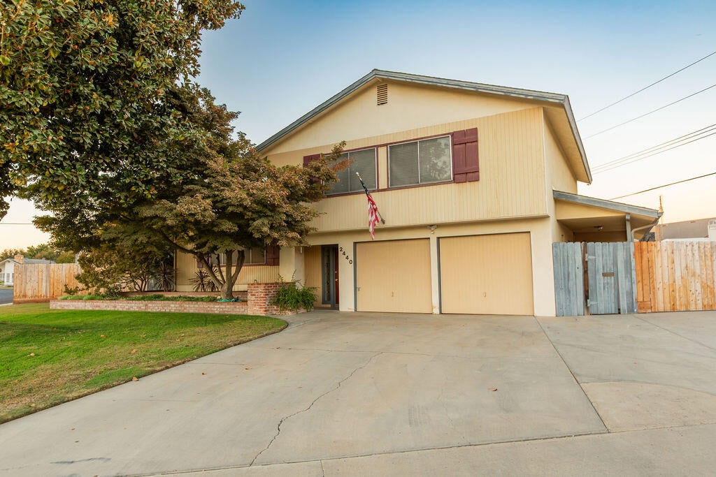 Photo of 2440 E Howard Avenue E, Visalia, CA 93292 (MLS # 244713)
