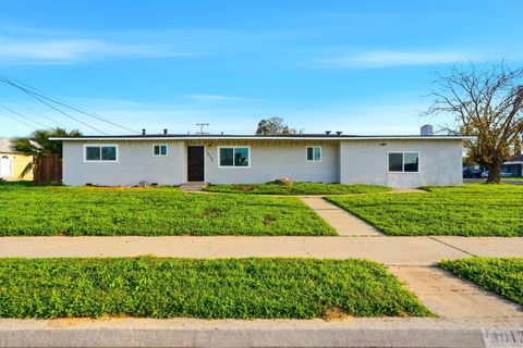 Photo of 10125 El Toro Way, Hanford, CA 93230 (MLS # 239784)