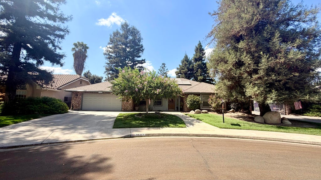 Photo of 2507 S Tracy Street, Visalia, CA 93292 (MLS # 244191)