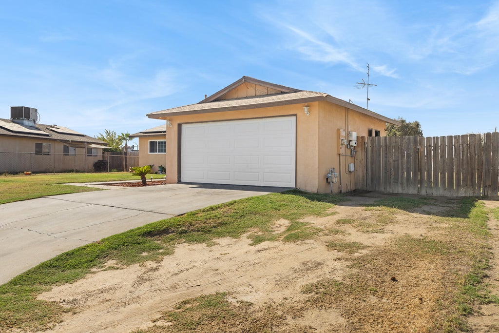 Photo of 330 W Babcock, Visalia, CA 93291 (MLS # 244692)