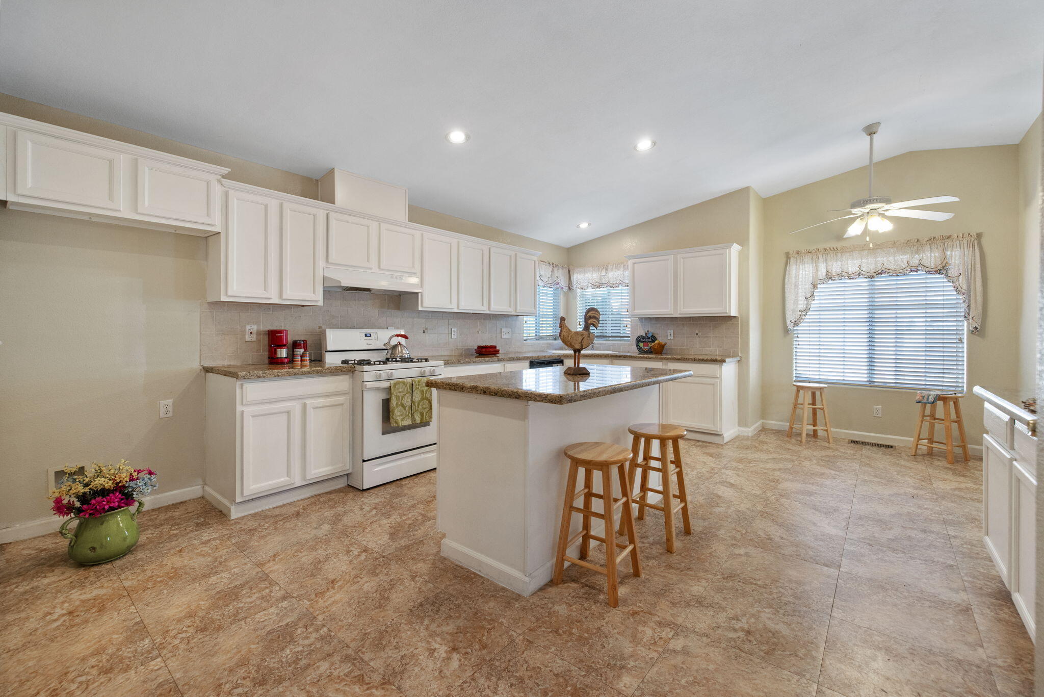 Visalia, California 93277, United States, 3 Bedrooms Bedrooms, ,2 BathroomsBathrooms,Residential,Active,241550