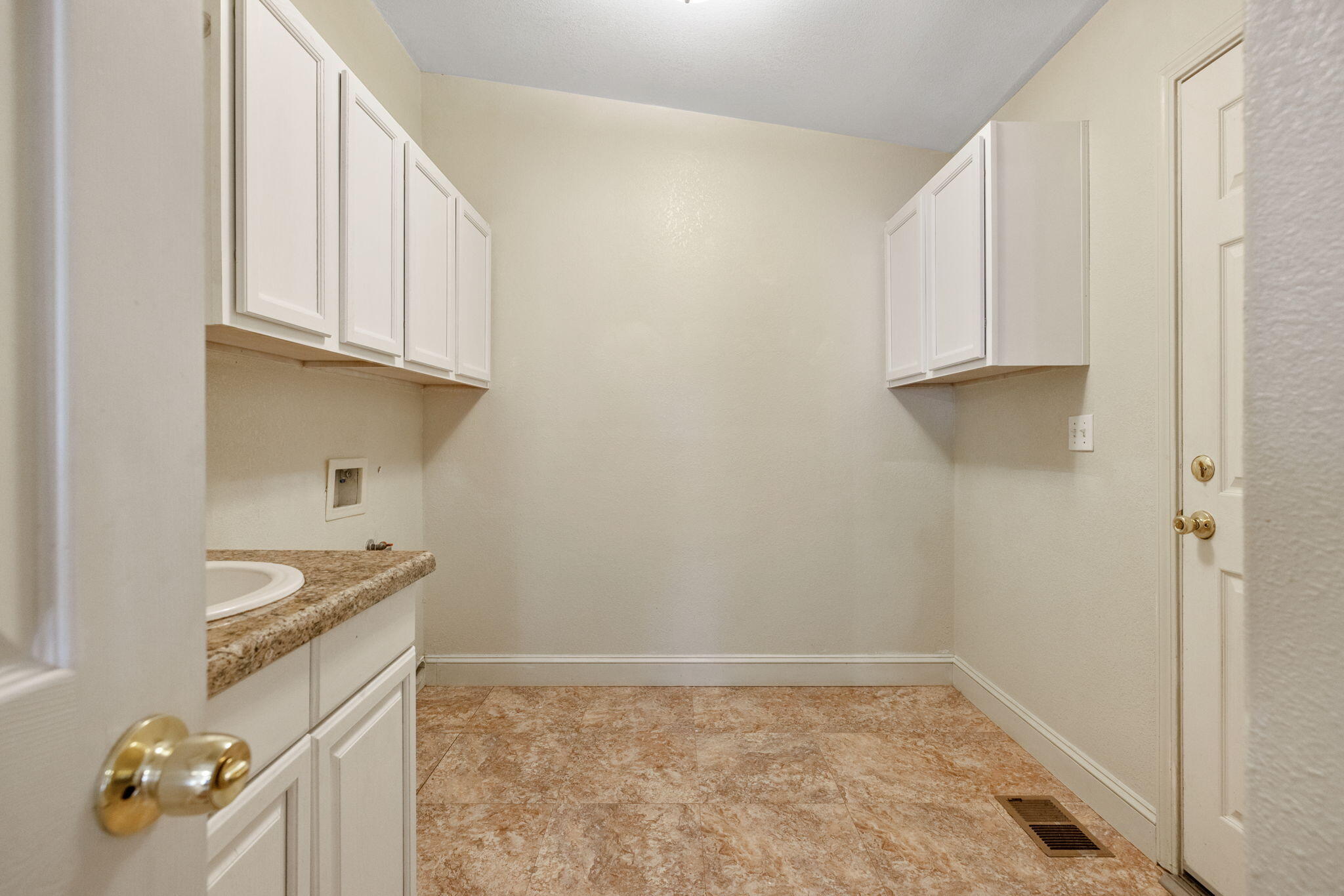 Visalia, California 93277, United States, 3 Bedrooms Bedrooms, ,2 BathroomsBathrooms,Residential,Active,241550