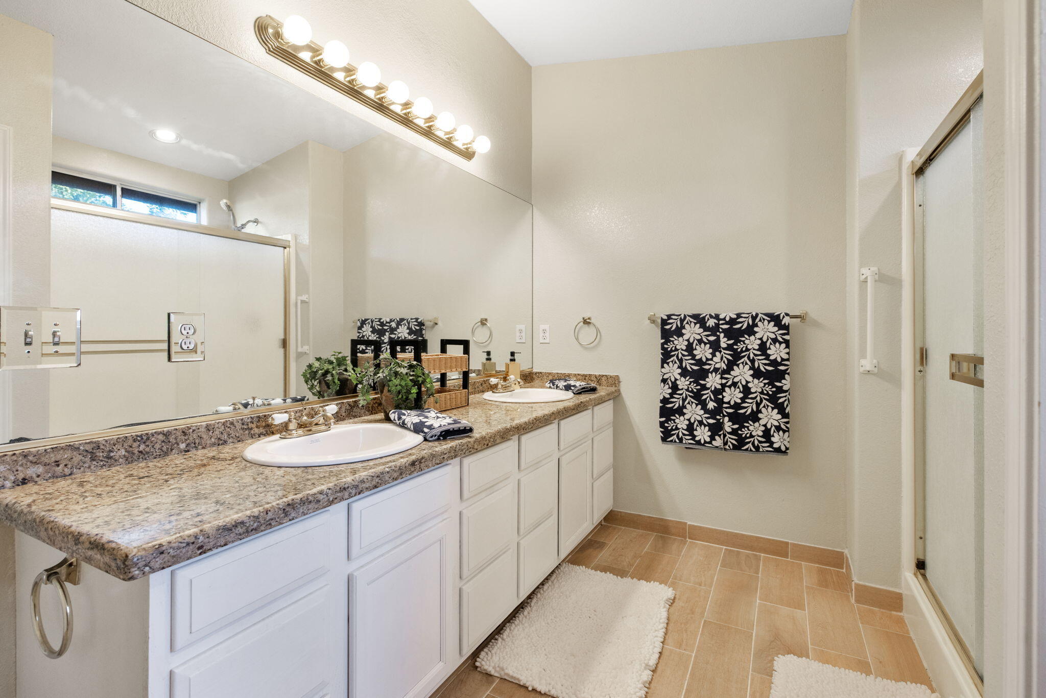 Visalia, California 93277, United States, 3 Bedrooms Bedrooms, ,2 BathroomsBathrooms,Residential,Active,241550