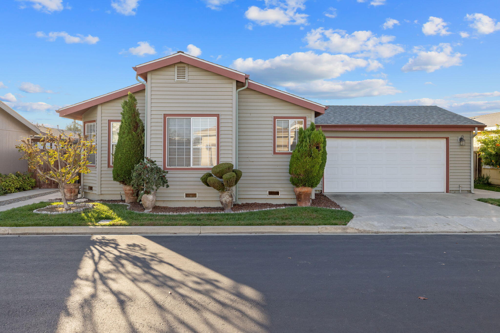 Visalia, California 93277, United States, 3 Bedrooms Bedrooms, ,2 BathroomsBathrooms,Residential,Active,241550