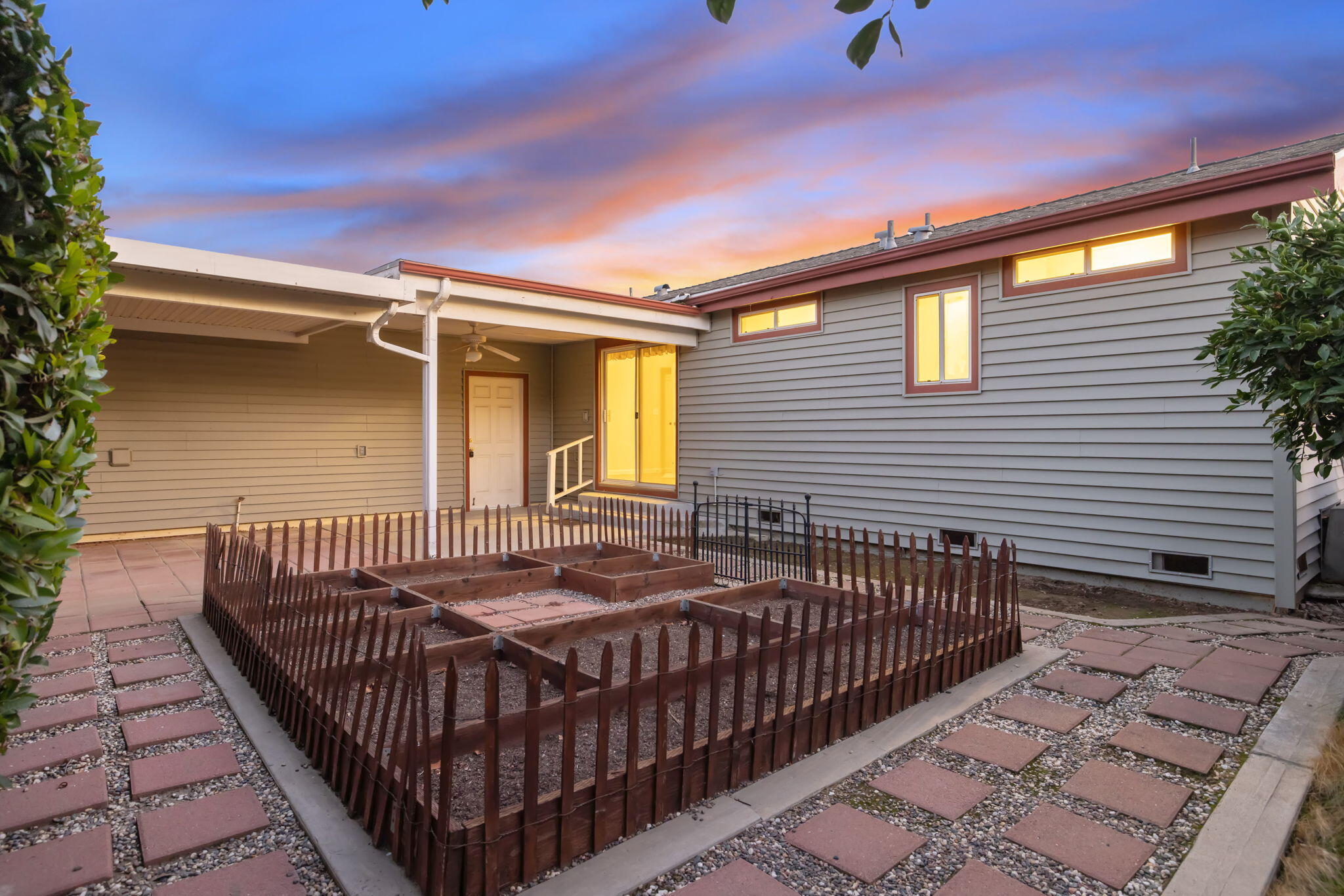 Visalia, California 93277, United States, 3 Bedrooms Bedrooms, ,2 BathroomsBathrooms,Residential,Active,241550