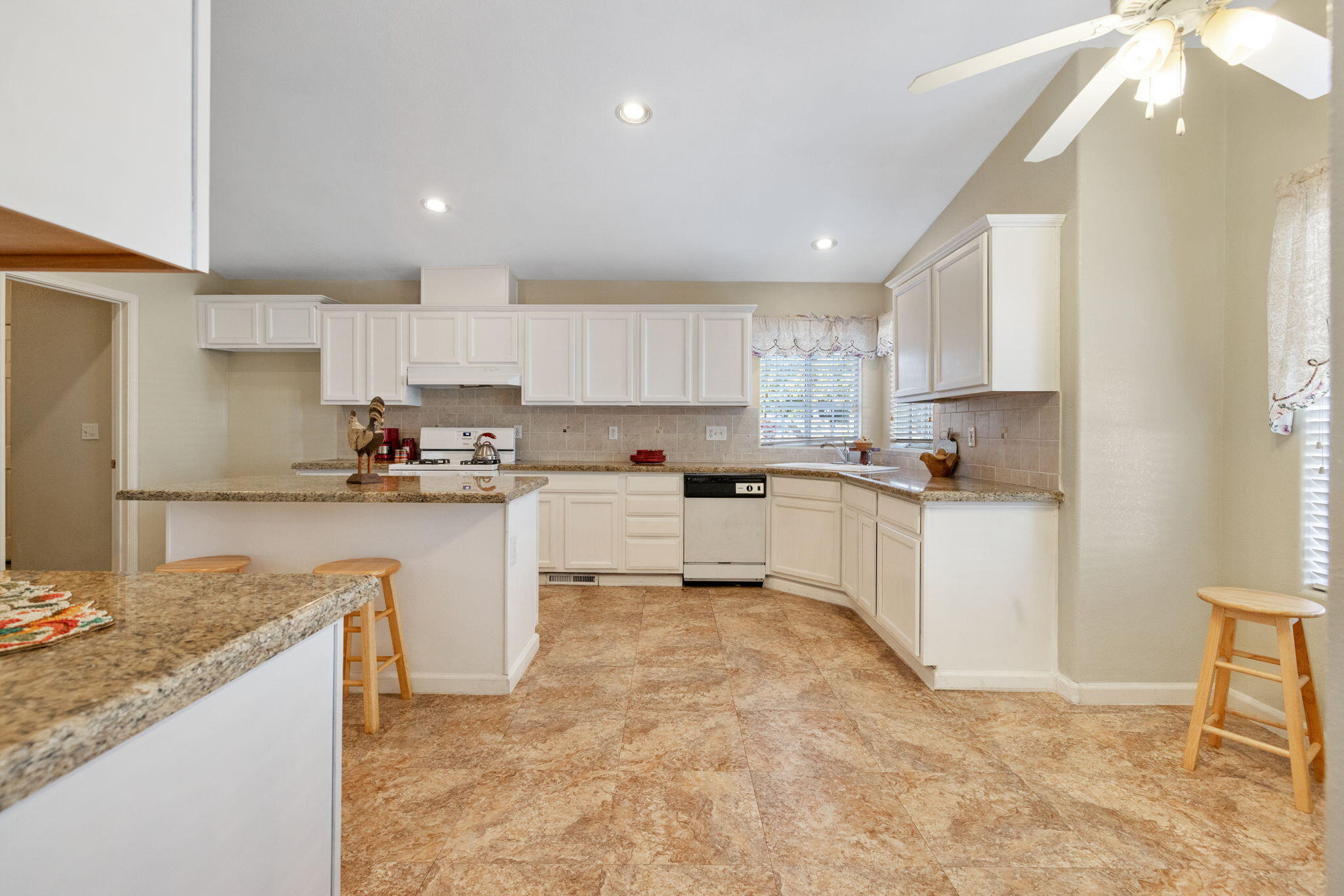 Visalia, California 93277, United States, 3 Bedrooms Bedrooms, ,2 BathroomsBathrooms,Residential,Active,241550