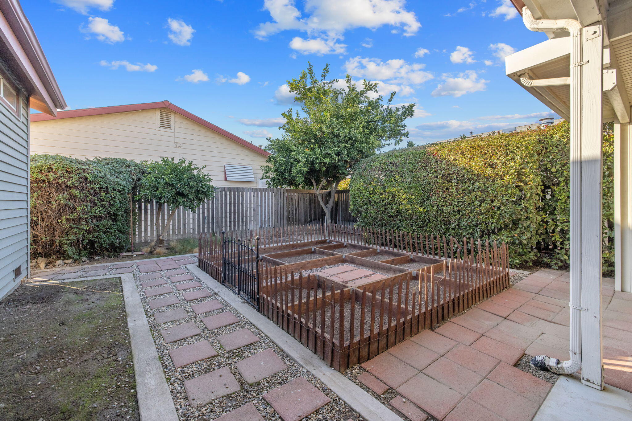 Visalia, California 93277, United States, 3 Bedrooms Bedrooms, ,2 BathroomsBathrooms,Residential,Active,241550