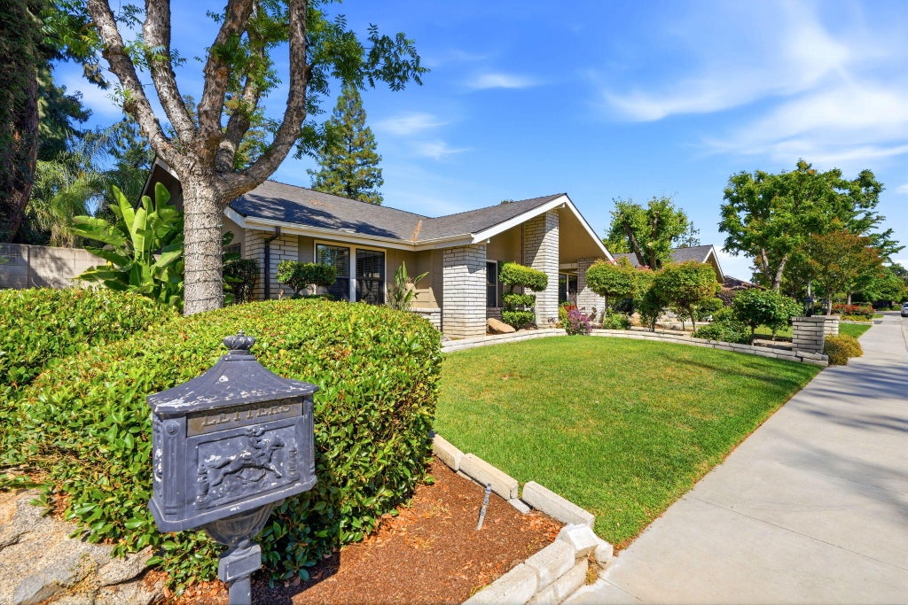 Photo of 616 W Victor Avenue, Visalia, CA 93277 (MLS # 241266)