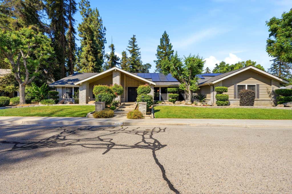 Photo of 616 W Victor Avenue, Visalia, CA 93277 (MLS # 241266)