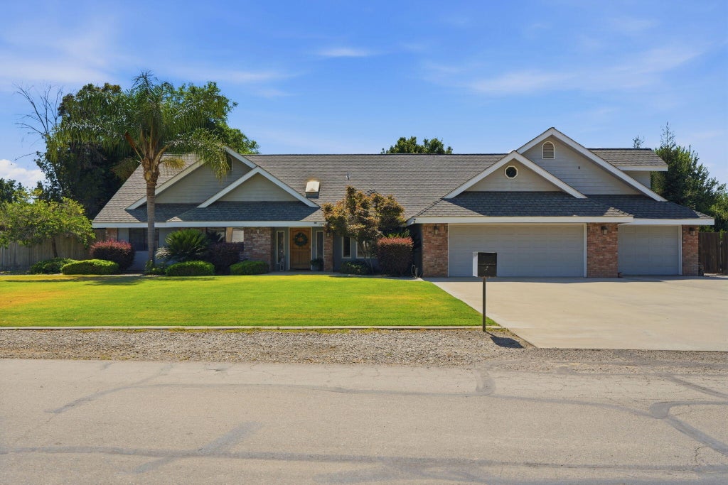 Photo of 1203 N Tommy Court, Visalia, CA 93291 (MLS # 242733)