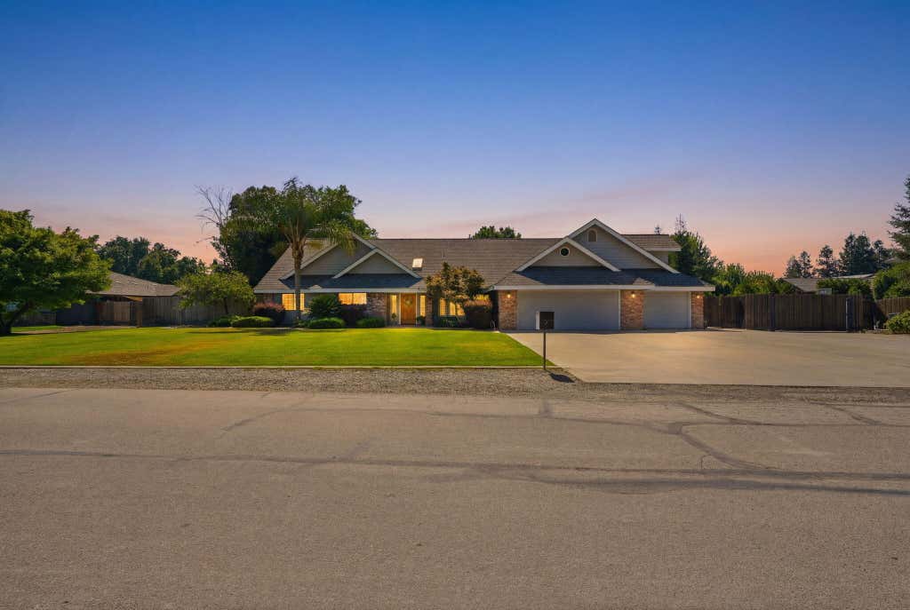 Photo of 1203 N Tommy Court, Visalia, CA 93291 (MLS # 242733)