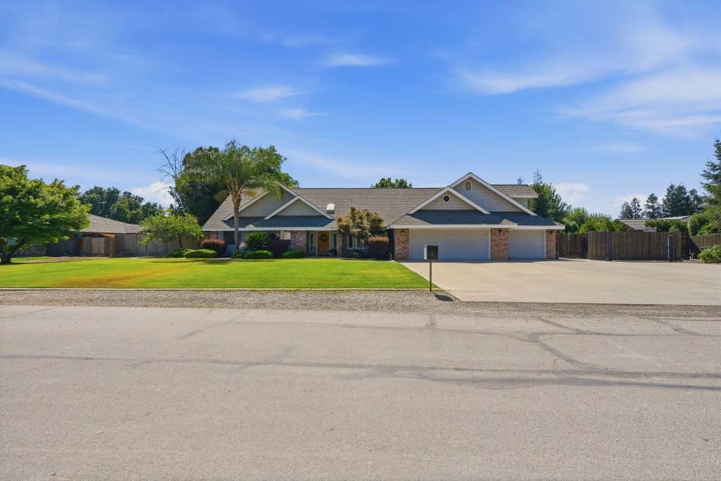 Photo of 1203 N Tommy Court, Visalia, CA 93291 (MLS # 242733)