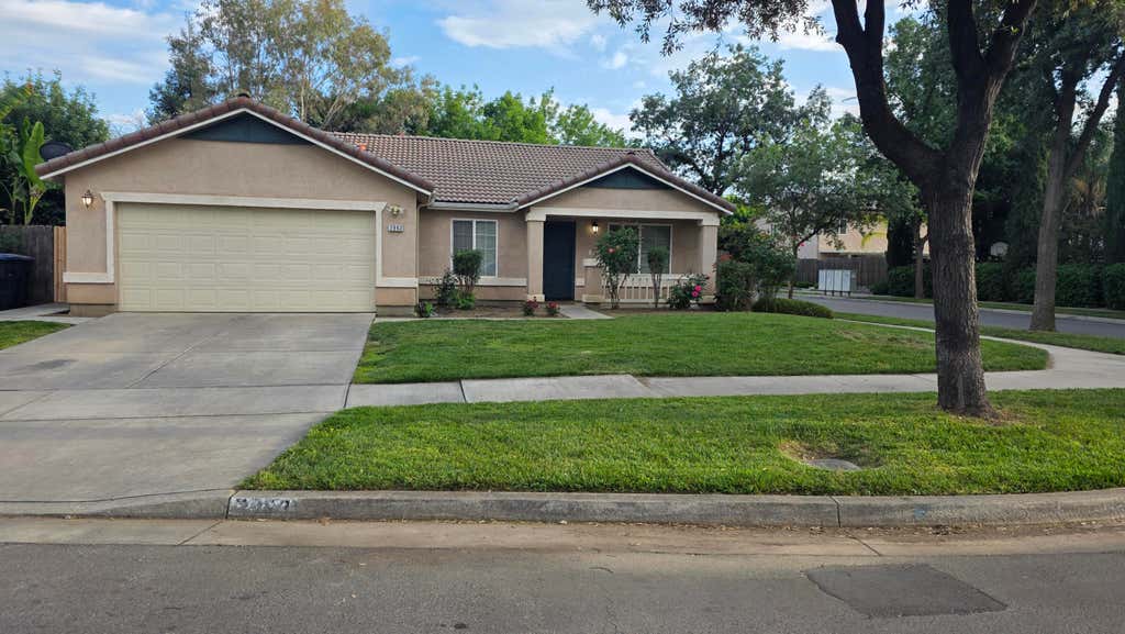 Photo of 2863 W Prescott Avenue, Visalia, CA 93291 (MLS # 241660)