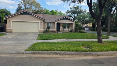 Photo of 2863 W Prescott Avenue, Visalia, CA 93291 (MLS # 241660)
