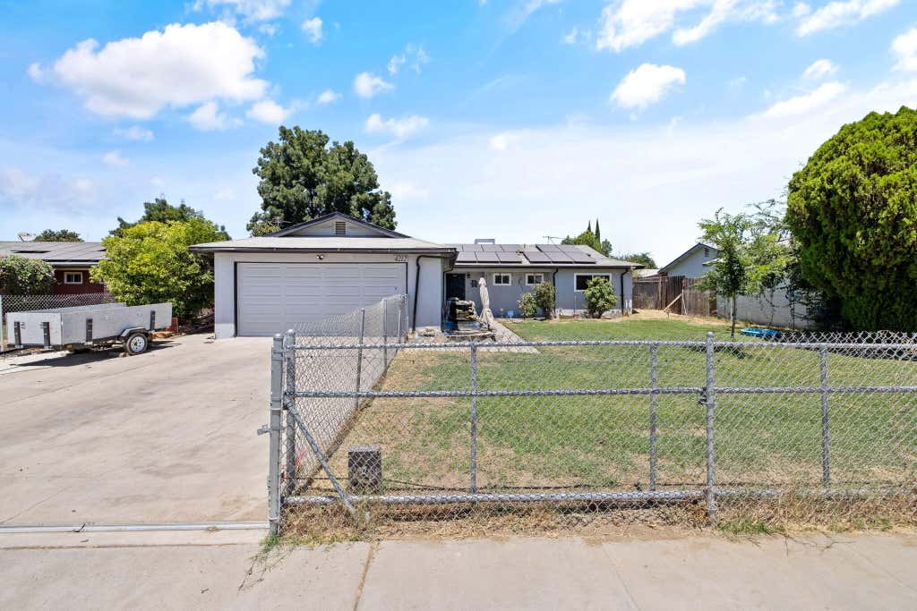 Photo of 4212 W Whitendale Avenue, Visalia, CA 93277 (MLS # 242974)