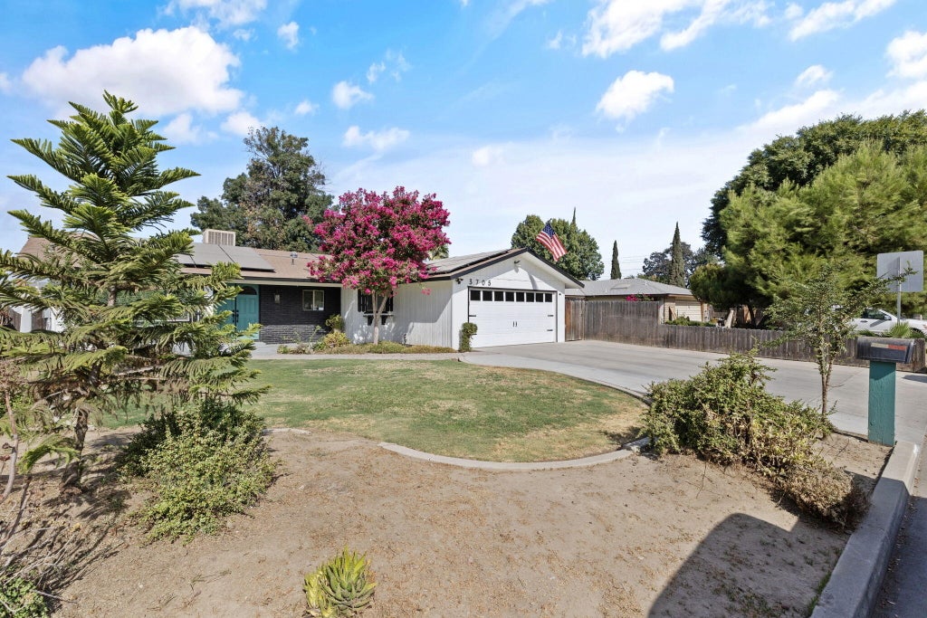 Photo of 3705 S County Center, Visalia, CA 93277 (MLS # 243725)