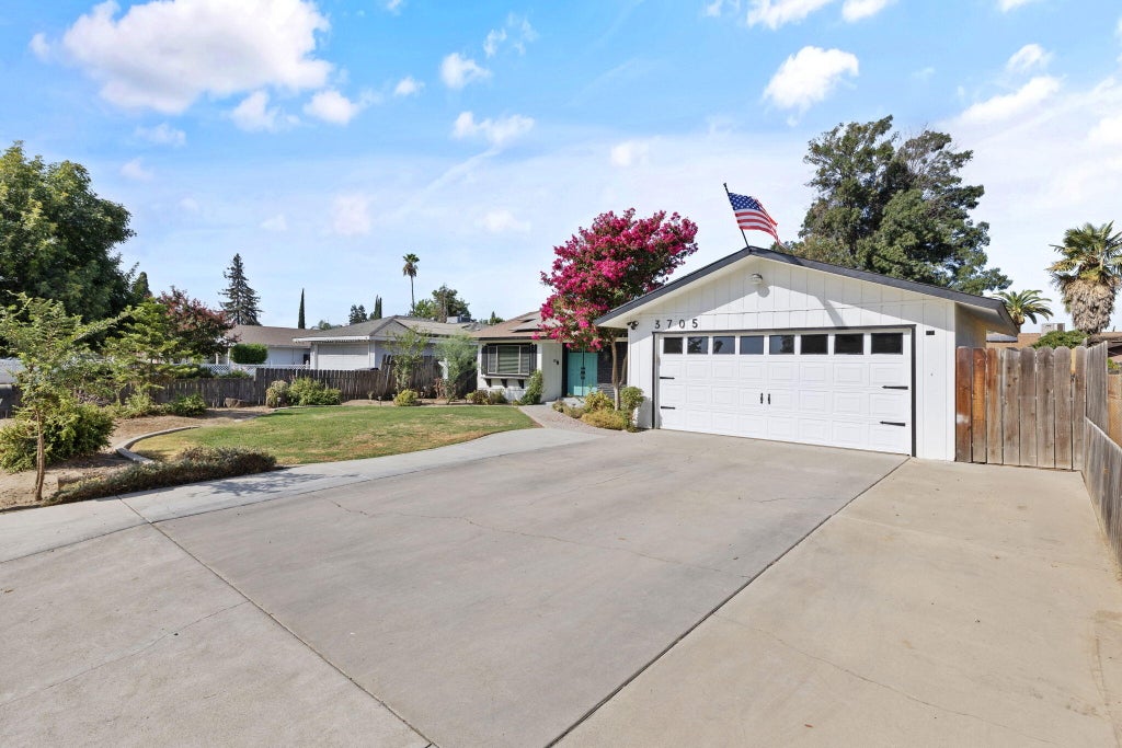 Photo of 3705 S County Center, Visalia, CA 93277 (MLS # 243725)