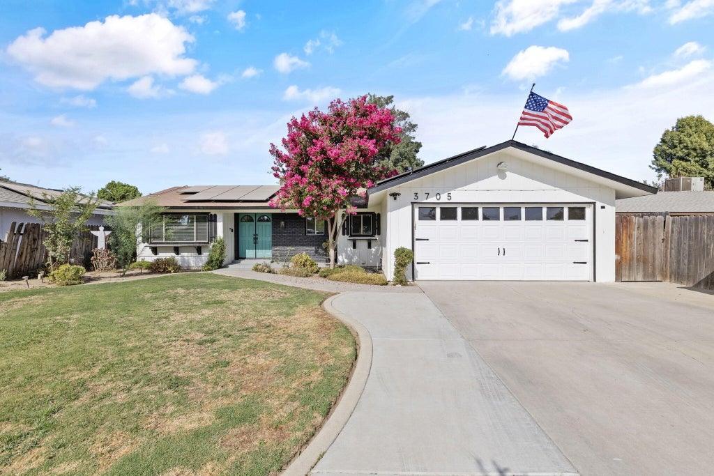 Photo of 3705 S County Center, Visalia, CA 93277 (MLS # 243725)