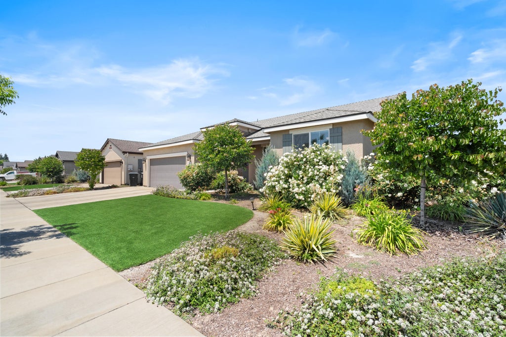 Photo of 2334 E Monte Vista Avenue, Visalia, CA 93292 (MLS # 241691)