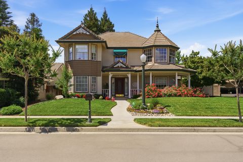 Photo of 2320 SW Cottonwood Circle, Visalia, CA 93277 (MLS # 241094)