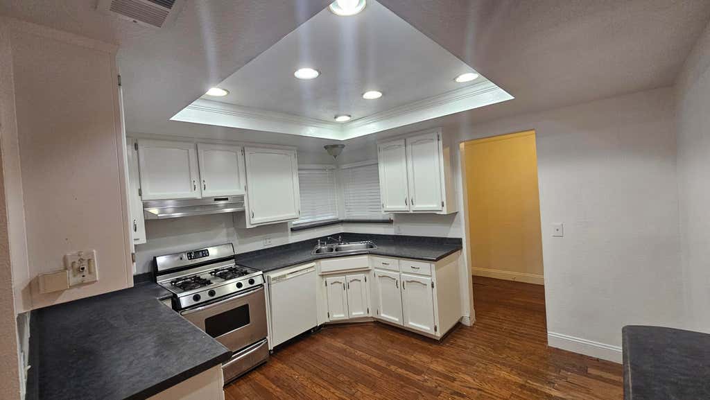 Photo of 3211 S Vickie Court, Visalia, CA 93277 (MLS # 241910)