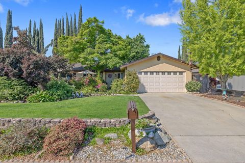 Photo of 1009 S Rova Court, Visalia, CA 93277 (MLS # 241571)